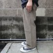 画像2: RICCARDO METHA (リカルドメッサ) 1TUCK WIDE TROUSERS コーデュロイ ベージュ (2)