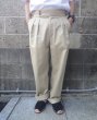 画像1: RICCARDO METHA (リカルドメッサ) 2TUCK BELTLESS TROUSERS カーキ (1)