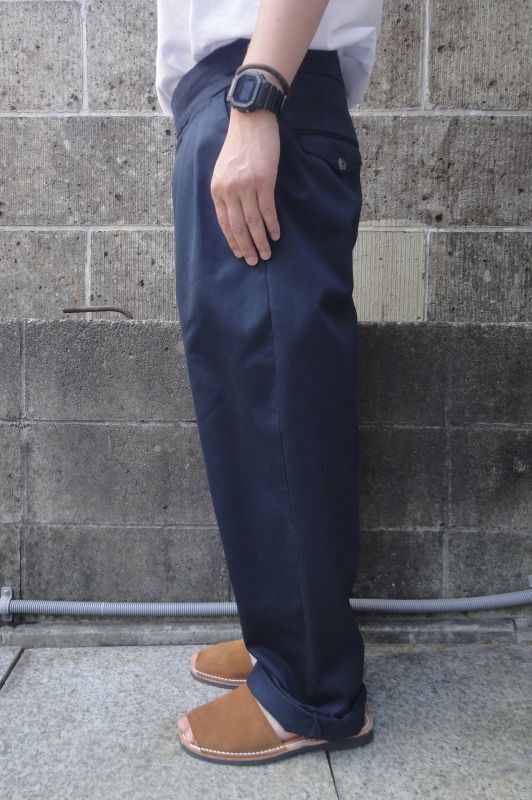 RICCARDO METHA (リカルドメッサ) 2TUCK BELTLESS TROUSERS ネイビー